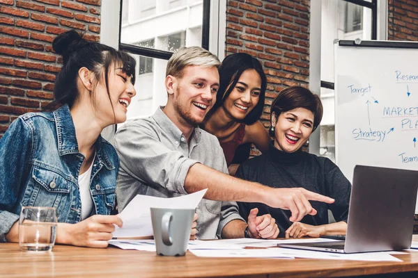 Grupp Casual Business Diskuterar Och Arbetar Med Laptop Computer Creative — Stockfoto