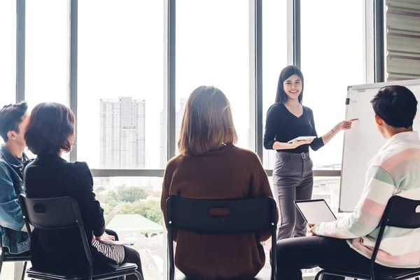 Grupo Negocios Informales Discutiendo Trabajando Con Computadora Portátil Gente Negocios — Foto de Stock