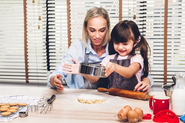 Madre Figlia Divertono Cucinare Insieme Imparano Fare Una Torta Mentre — Foto Stock