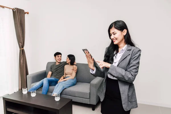 Inmobiliaria Sosteniendo Tableta Hablar Con Pareja Joven Una Casa Venta — Foto de Stock