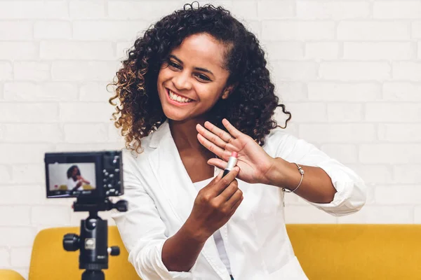 Blogger Mujer Afroamericana Frente Cámara Grabación Vlog Ella Misma Hablando —  Fotos de Stock