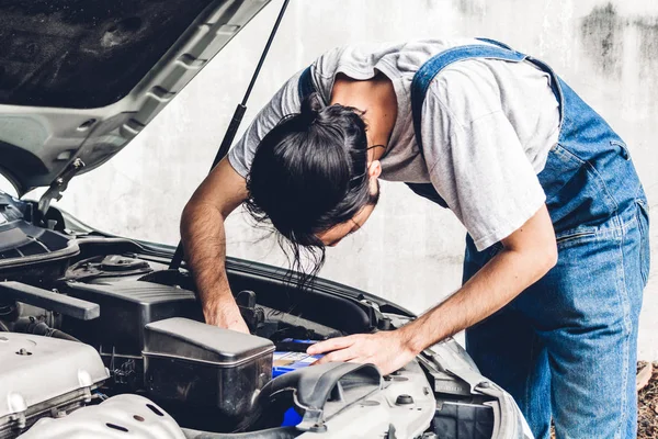 Professional Car Mechanic Uniform Fixing Car Engine Repairing Checking Car — Stock Photo, Image