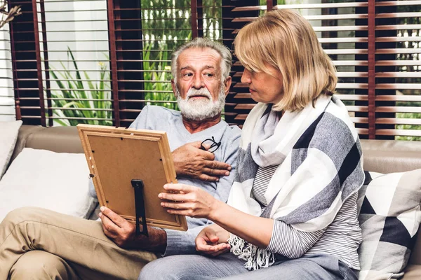 Oudere Paar Ontspannen Samen Praten Zitten Bank Woonkamer Thuis Pensioen — Stockfoto