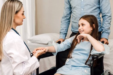 Danışmanlık doktor ve hastanede küçük kızla bilgilerini kontrol edin. Küçük bir kız sick.healthcare ve tıp vardır