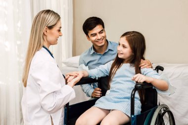 Danışmanlık doktor ve hastanede küçük kızla bilgilerini kontrol edin. Küçük bir kız sick.healthcare ve tıp vardır