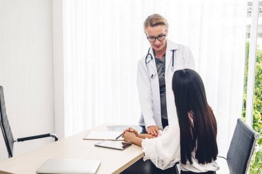 Tartışmak ve kadın patien hospital.healthcare ve tıp doktorlar tablo ile danışmanlık doktor