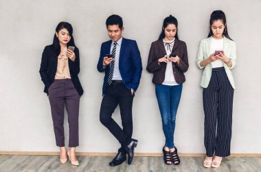 Grup iş sakin kullanım teknolojisi birlikte sosyal uygulamalar ve working.Communication kavramı denetimi akıllı telefon