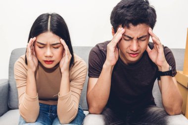 Üzgün çift ciddi kavga evde kanepede birlikte portresi