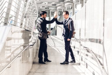 Yüksek beşli veren başarılı iş takım jest şehir arka plan