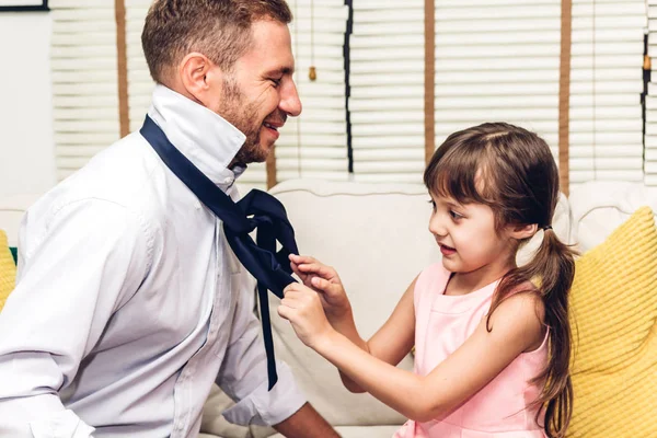 Padre Con Figlioletta Divertirsi Giocare Insieme Sul Divano Casa Bambina — Foto Stock