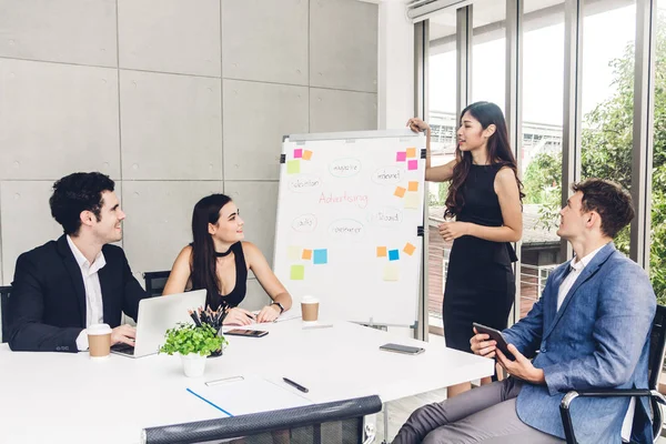 Grupo Negocios Informales Discutiendo Trabajando Con Computadora Portátil Gente Negocios — Foto de Stock