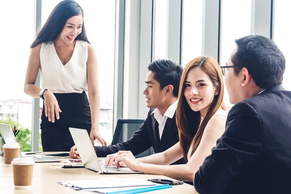 Grupo Negocios Informales Discutiendo Trabajando Con Computadora Portátil Gente Negocios — Foto de Stock