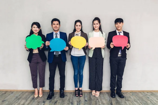 Grupo Empresários Segurando Ícone Bolha Discurso — Fotografia de Stock