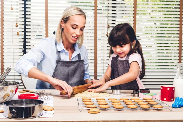Madre Figlia Divertono Cucinare Insieme Imparano Fare Una Torta Mentre — Foto Stock