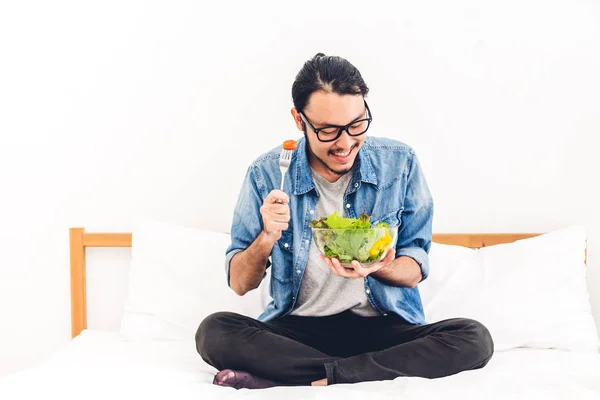 Молодой Человек Ест Органический Здоровый Салат Овощами Миске Кровати Home — стоковое фото