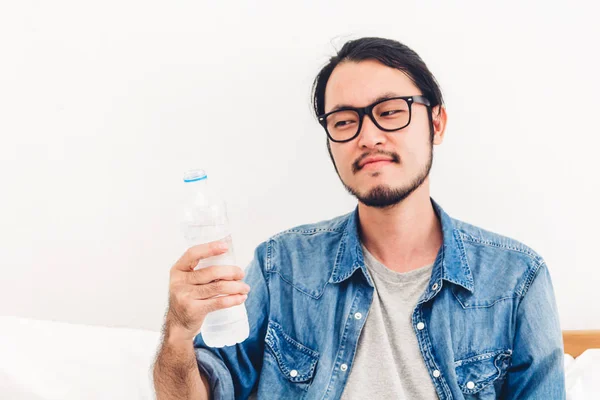 Здоровый Молодой Человек Пьет Воду Бутылки Расслабляясь Чувствуя Себя Свежим — стоковое фото