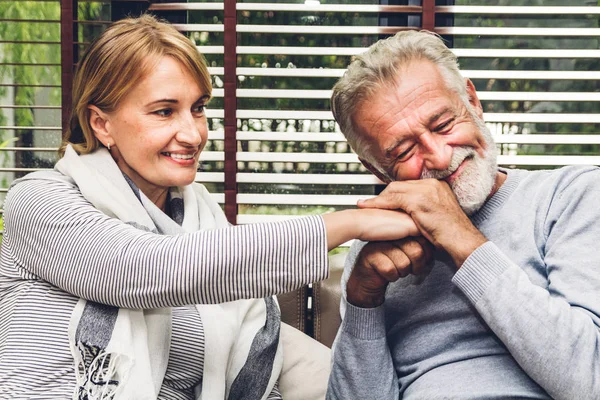 Oudere Paar Ontspannen Samen Praten Zitten Bank Woonkamer Thuis Pensioen — Stockfoto