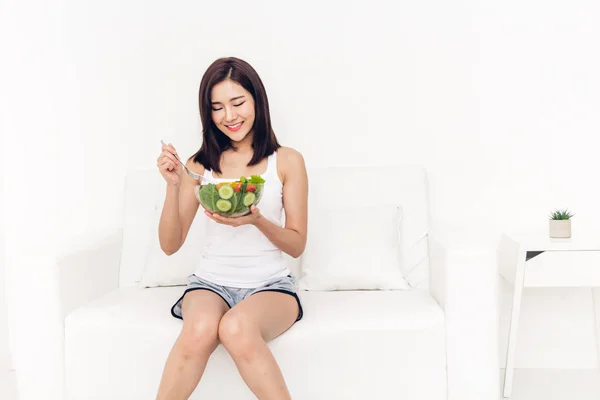 快乐的女人在碗里吃和显示健康的新鲜沙拉 节食概念 健康的生活方式与绿色食品 — 图库照片