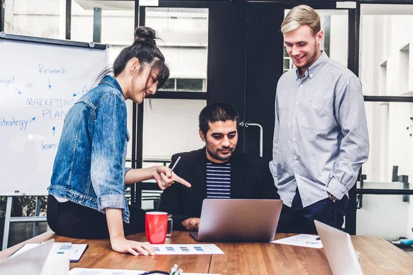 Groep Casual Bedrijf Bespreken Werken Met Laptop Computer Creative Business — Stockfoto