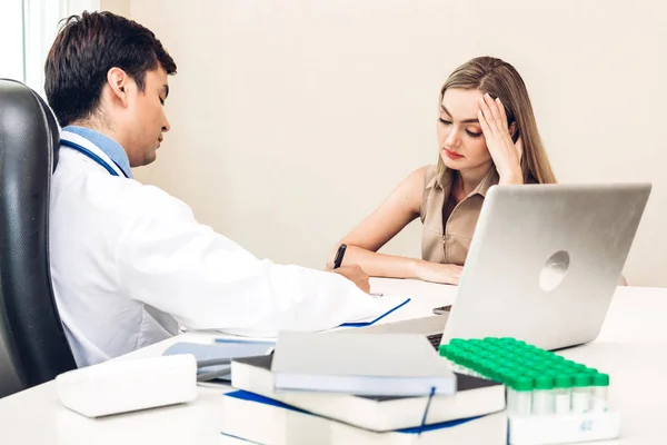 Doktor Diskuse Konzultace Ženských Pacientů Lékaři Tabulky Hospital Healthcare Lékařství — Stock fotografie