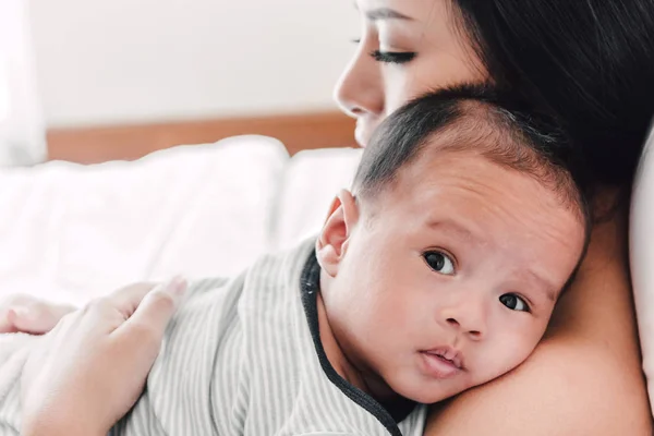 Madre Sosteniendo Bebé Sus Brazos Besándose Dormitorio Blanco Amor Por — Foto de Stock