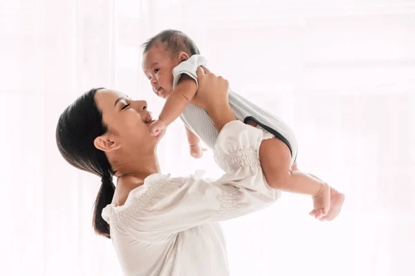 Madre Sosteniendo Bebé Sus Brazos Besándose Dormitorio Blanco Amor Por —  Fotos de Stock