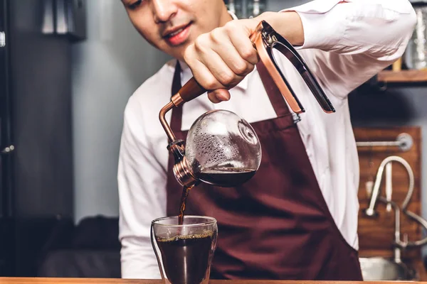 Yakışıklı Barista Tesisler Kahve Makinesi Kafede Kahve Yapma — Stok fotoğraf