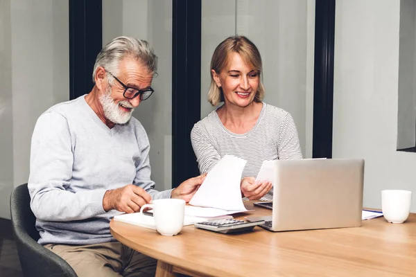 Senior Paar Documenten Lezen Het Berekenen Van Rekeningen Betalen Huiskamer — Stockfoto