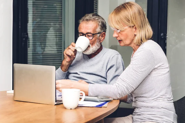 Belgeleri okuma ve evde oturma odasında ödemem gereken faturalar hesaplama üst düzey bir çift. Emeklilik çift ve kredi iflas para kavramı