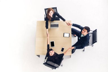 Üstten Görünüm ellerini ofis ahşap masa üzerinde tutan grup iş adamları başarılı. Dostluk ekip çalışması kavramı