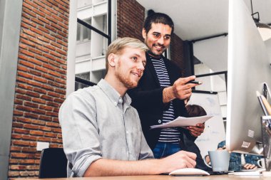 Grup çalışma ve Strateji planlama masaüstü computer.creative iş adamları ve modern workloft, beyin fırtınası ile tartışırken rahat iş. Ekip çalışması kavramı