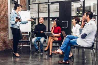 Grup planlama rahat iş tartışmak ve working.creative iş adamları ve beyin fırtınası modern workloft. Ekip çalışması kavramı