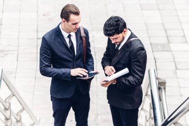 Siyah gülümseyen iki işadamı iş arkadaşlarınızla konuşmak ve walking.business insanlar modern kent strateji tartışmaya uygun