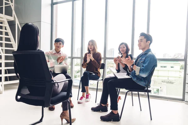 Gruppo Incontri Lavoro Occasionali Discussionali Uomini Affari Successo Battendo Mani — Foto Stock