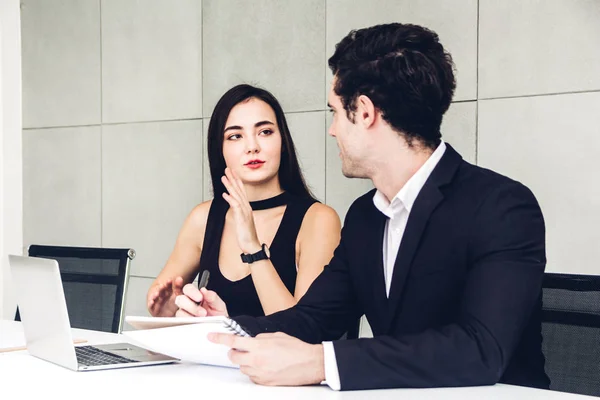 Twee Zakenmensen Werken Bespreken Strategie Met Laptop Computer Creative Zakenmensen — Stockfoto