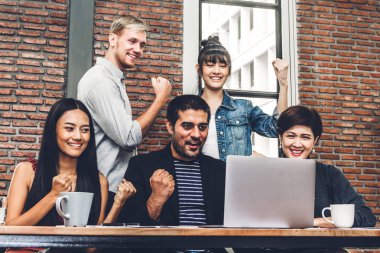 Tartışmak ve silah ile modern workloft kutluyor dizüstü computer.creative iş adamları ile çalışan geçici iş Grubu'nun başarılı. Ekip çalışması kavramı