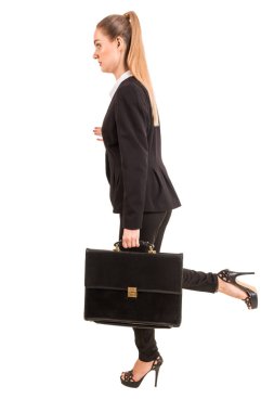 Yürüyüş ve beyaz arka plan üzerinde izole evrak çantası holding iş kadını