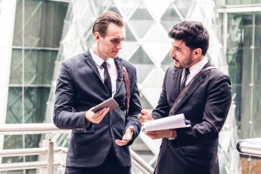Siyah gülümseyen iki işadamı iş arkadaşlarınızla konuşmak ve walking.business insanlar modern kent strateji tartışmaya uygun