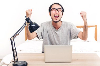 Sosyal uygulamalar ve working.wireless teknoloji kavramı kontrol home.man de üzerinde dijital dizüstü bilgisayar kullanan adam