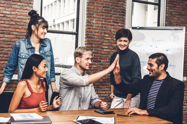 Exitoso Equipo Negocios Dando Alto Gesto Cincos — Foto de Stock