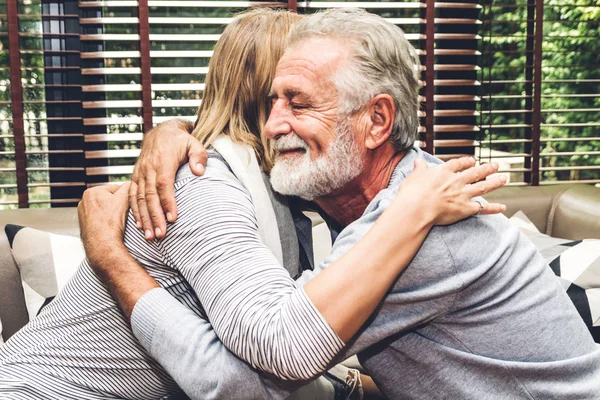 Feliz Sonriente Anciano Mayor Pareja Abrazos Relajante Hablar Juntos Sentados — Foto de Stock