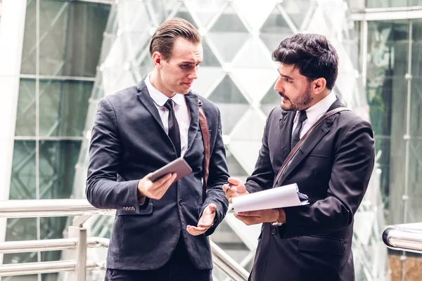 Dos Compañeros Trabajo Sonrientes Negocios Traje Negro Hablando Caminando Gente — Foto de Stock