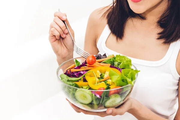 Mujer Feliz Comiendo Mostrando Ensalada Fresca Saludable Estilo Vida Bowl — Foto de Stock