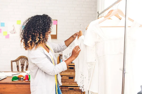 Sonriente Afroamericana Mujer Negra Diseñadora Moda Pie Trabajando Sosteniendo Vestido — Foto de Stock