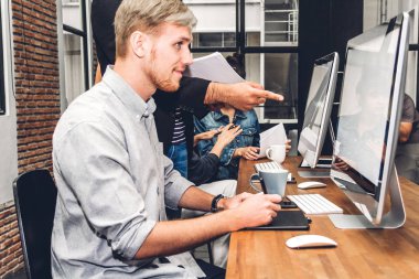 Grup çalışma ve Strateji planlama masaüstü computer.creative iş adamları ve modern workloft, beyin fırtınası ile tartışırken rahat iş. Ekip çalışması kavramı