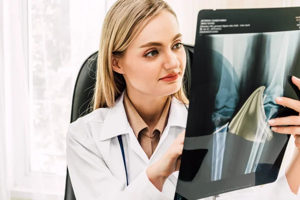 Medico Donna Guardando Foto Raggi Hospital Healthcare Medicina — Foto Stock