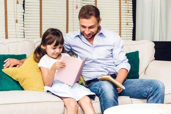 Padre Con Figlioletta Che Diverte Legge Insieme Libro Sul Divano — Foto Stock