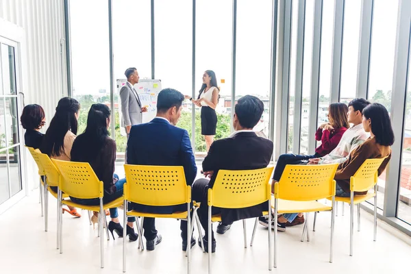 Groupe Réunion Affaires Occasionnels Discuter Avec Ordinateur Portatif Gens Affaires — Photo