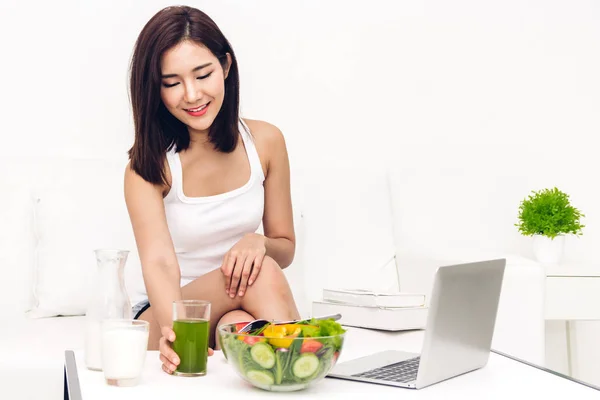 Woman Enjoy Healthy Drinking Green Detox Vegetable Juice Living Room — Stock Photo, Image