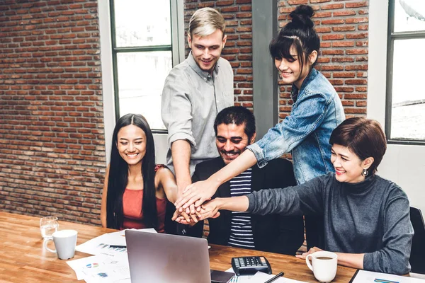 Framgångsrika Gruppen Business Människor Stack Och Sätta Händerna Ihop Kontoret — Stockfoto